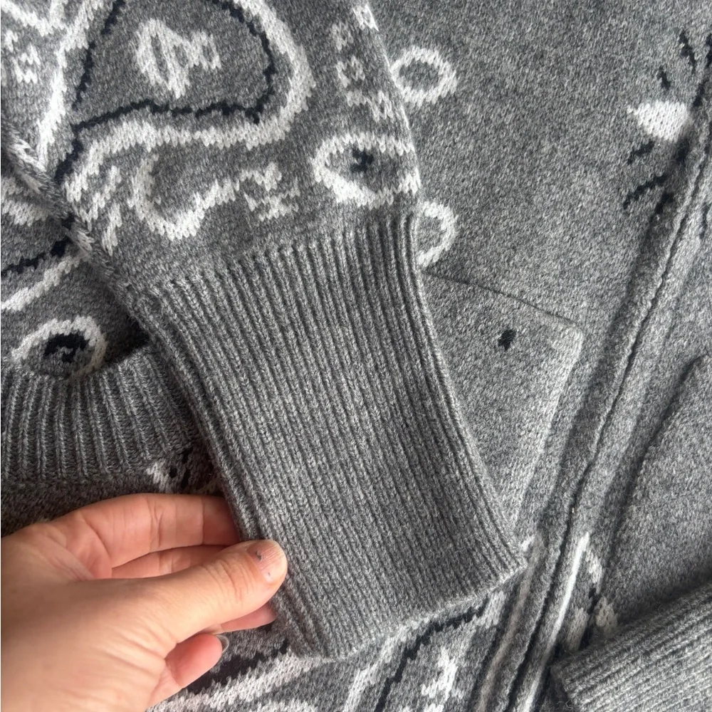 NWOT Gray Bandana Zip-Up Sweater Size Medium - Picture 2 of 10